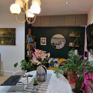 Bright Spacious In The Park Homestay