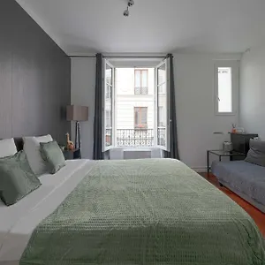 large-modern-studio-close-to-the-eiffel-tower-and.fr-paris.fr/