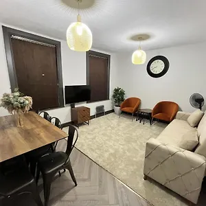 Fabulous 3 Bed - Near Excel - Sleeps 6 - 8 Apartment